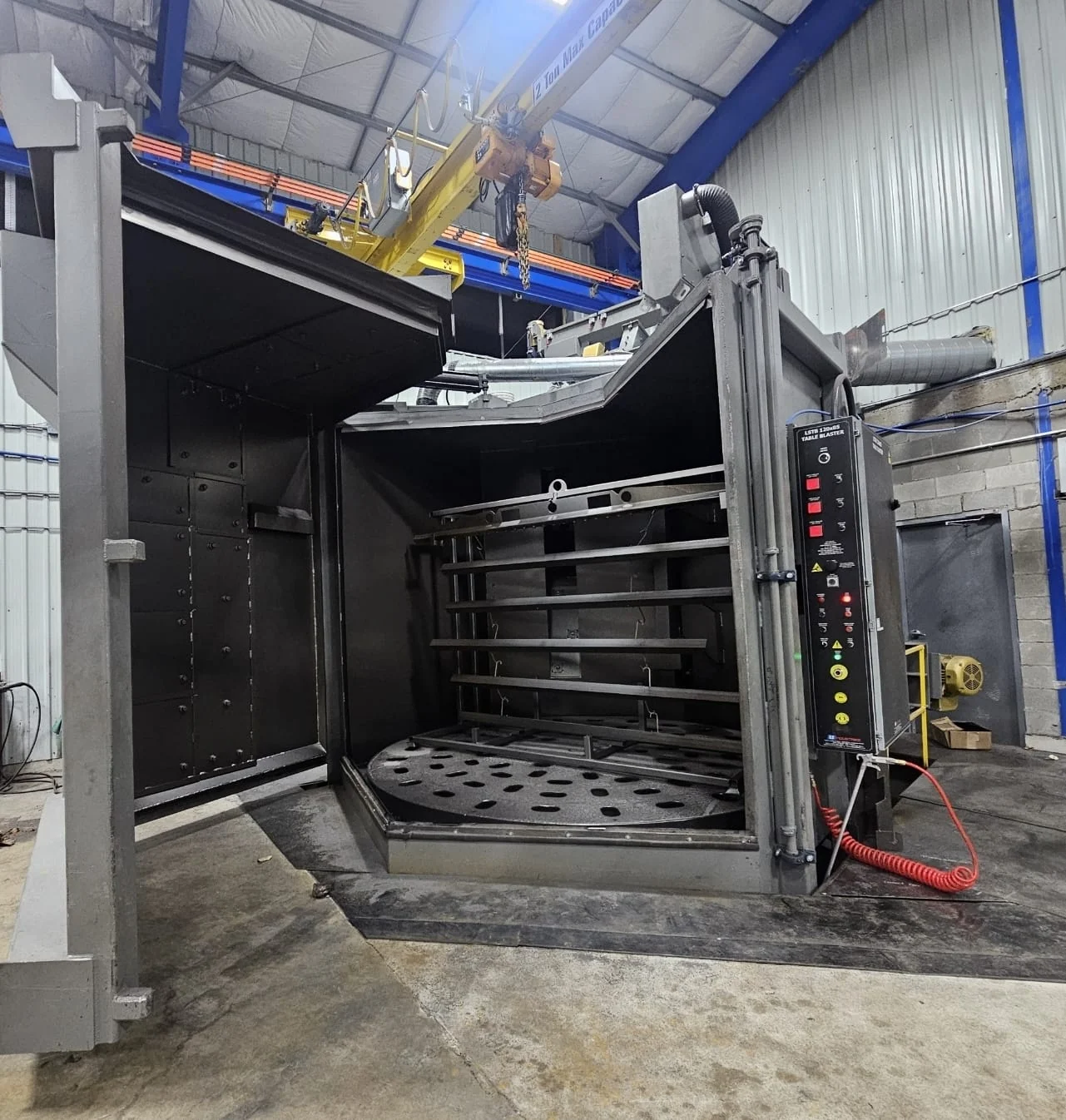 Rotary-table shot-blasting cabinet