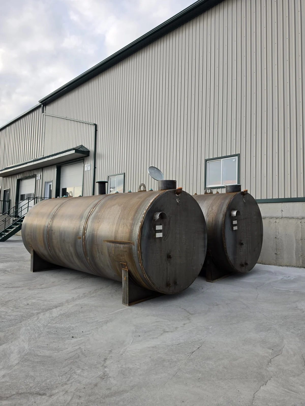 Uncoated cylindrical steel tanks outside the facility